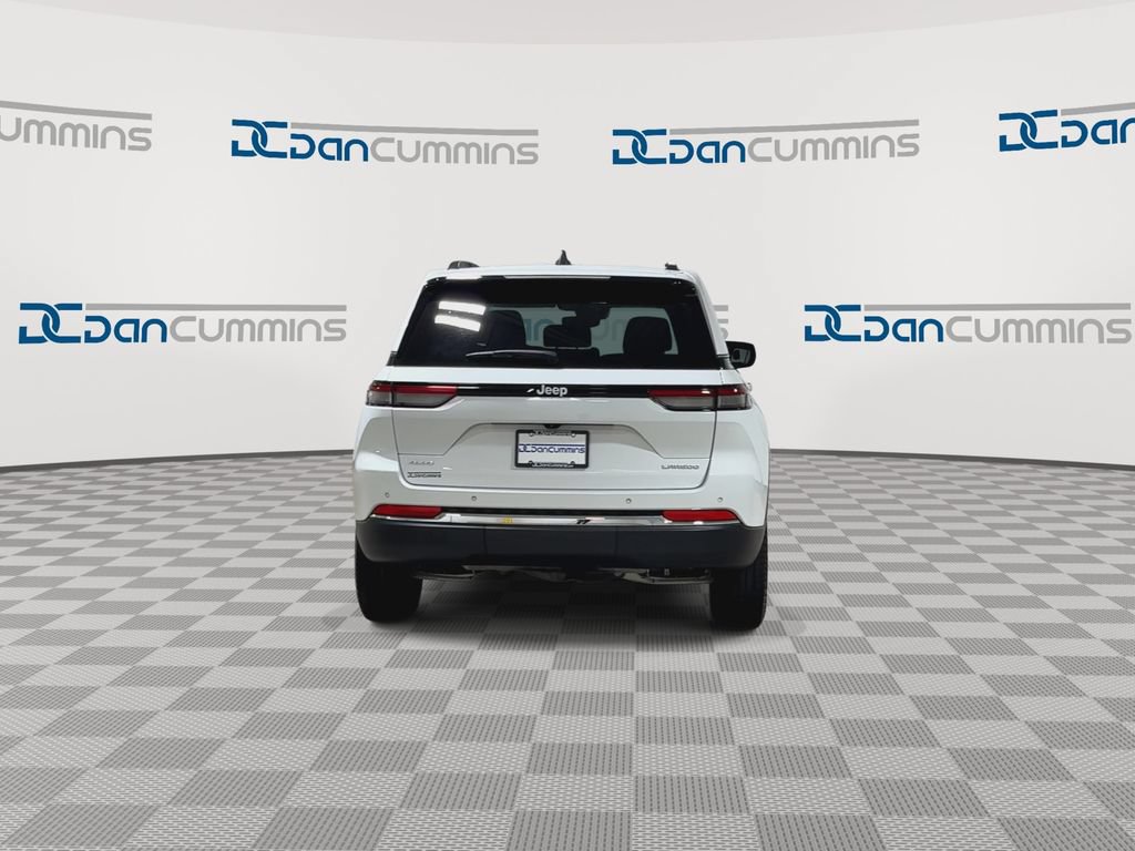 Used 2024 Jeep Grand Cherokee Laredo w/ Luxury Tech Group I AWD/4WD image 7