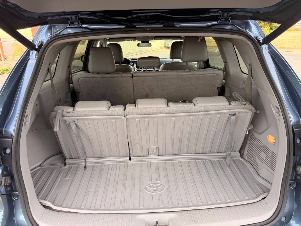 Used 2017 Toyota Highlander Plus w/ Carpet Mat Package FWD image 29