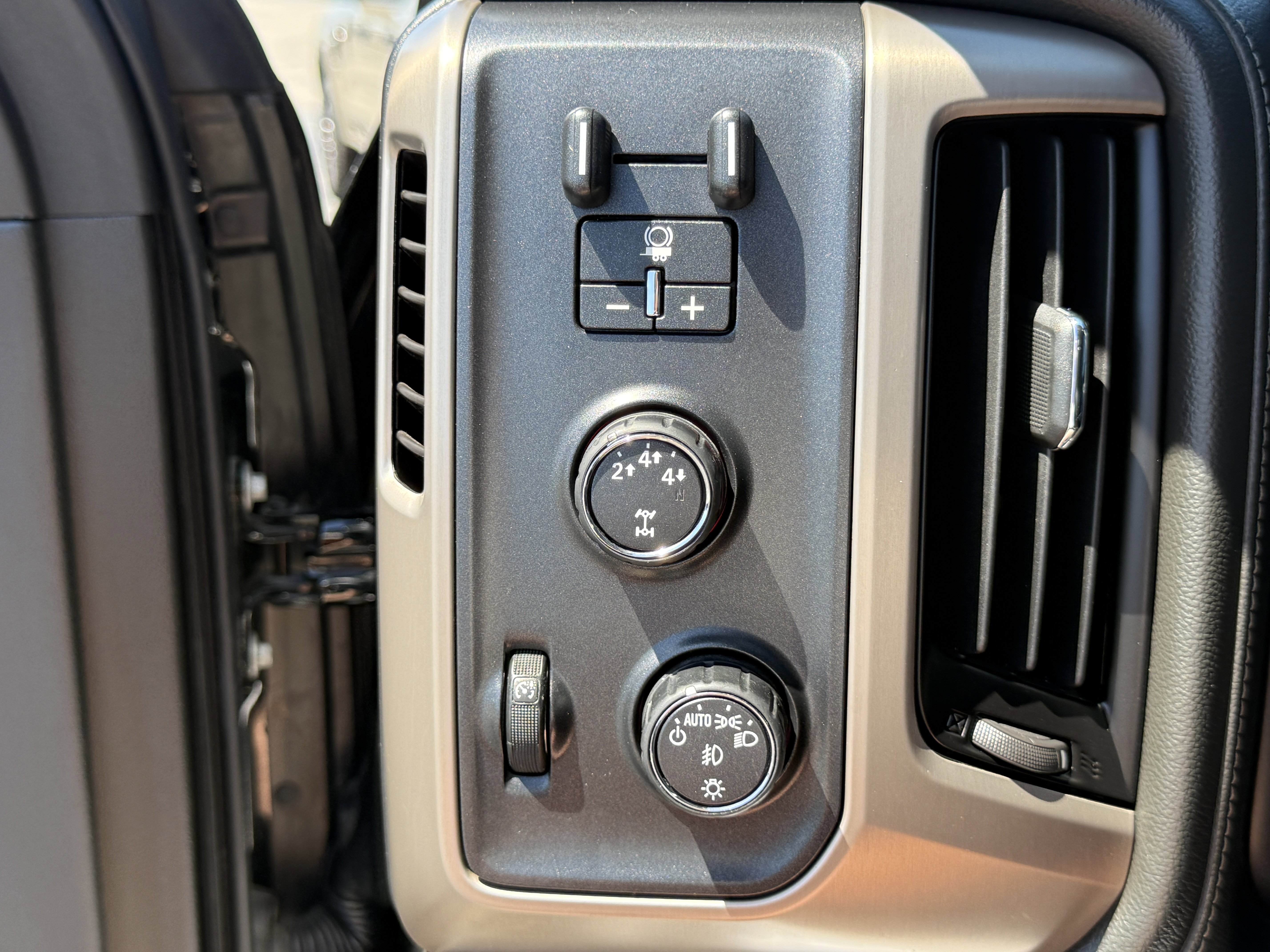 Used 2016 GMC Sierra 2500 Denali w/ Duramax Plus Package AWD/4WD image 24