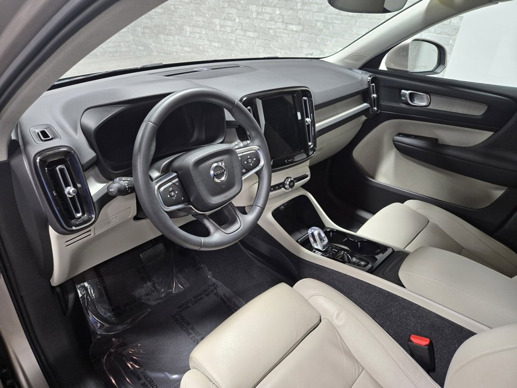 Used 2024 Volvo XC40 B5 Plus image 13