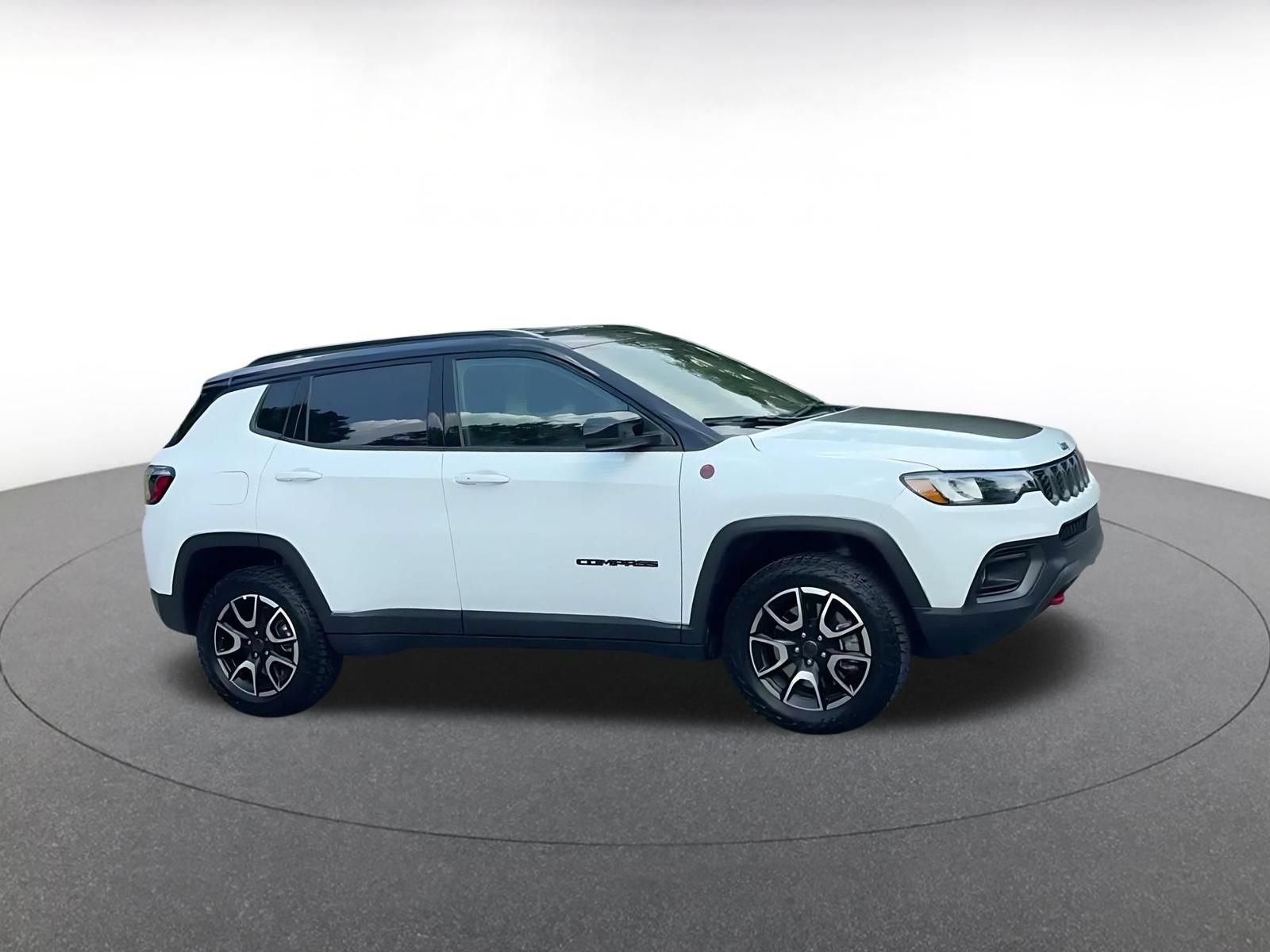 Used 2025 Jeep Compass Trailhawk AWD/4WD image 2