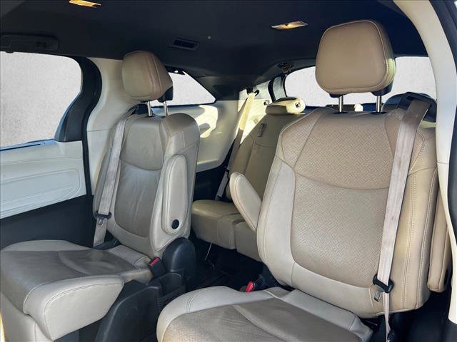 Used 2021 Toyota Sienna Limited image 18