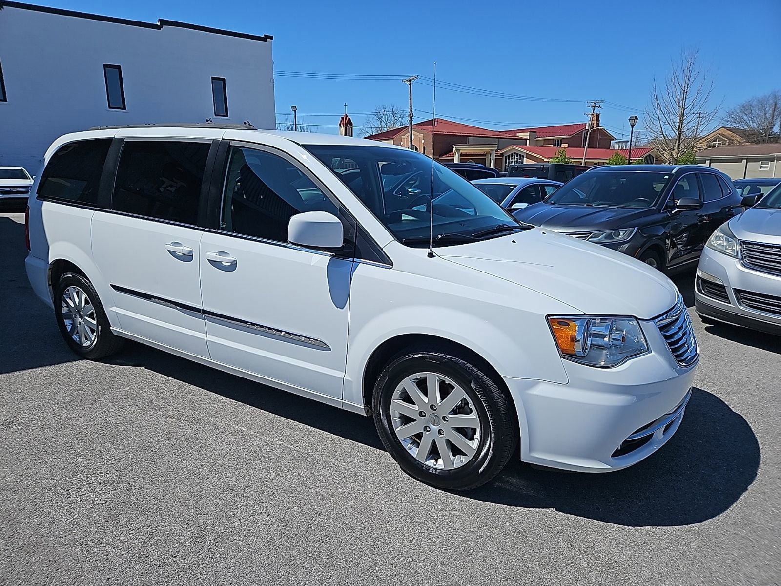 Used 2016 Chrysler Town & Country Touring FWD image 9