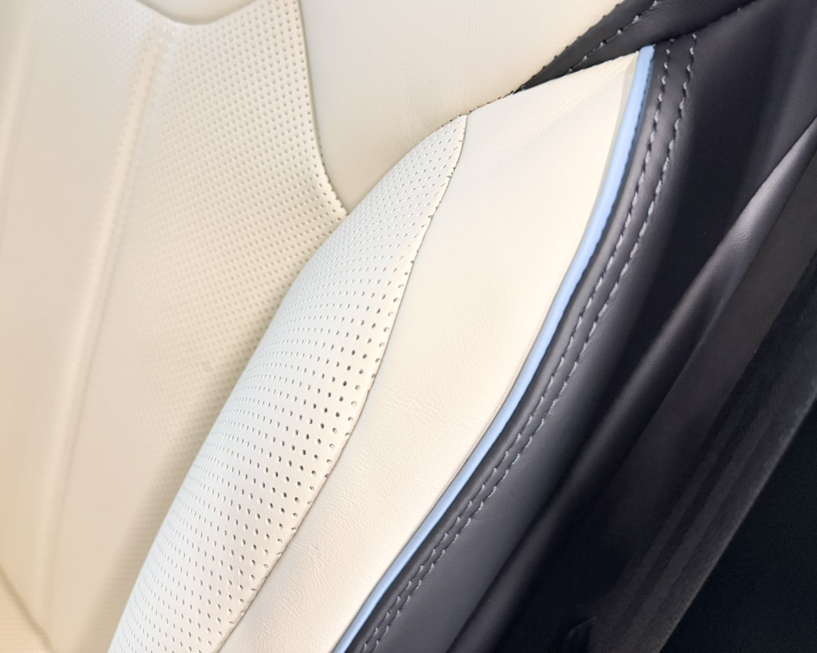 New 2027 Bentley Bentayga AWD/4WD image 50