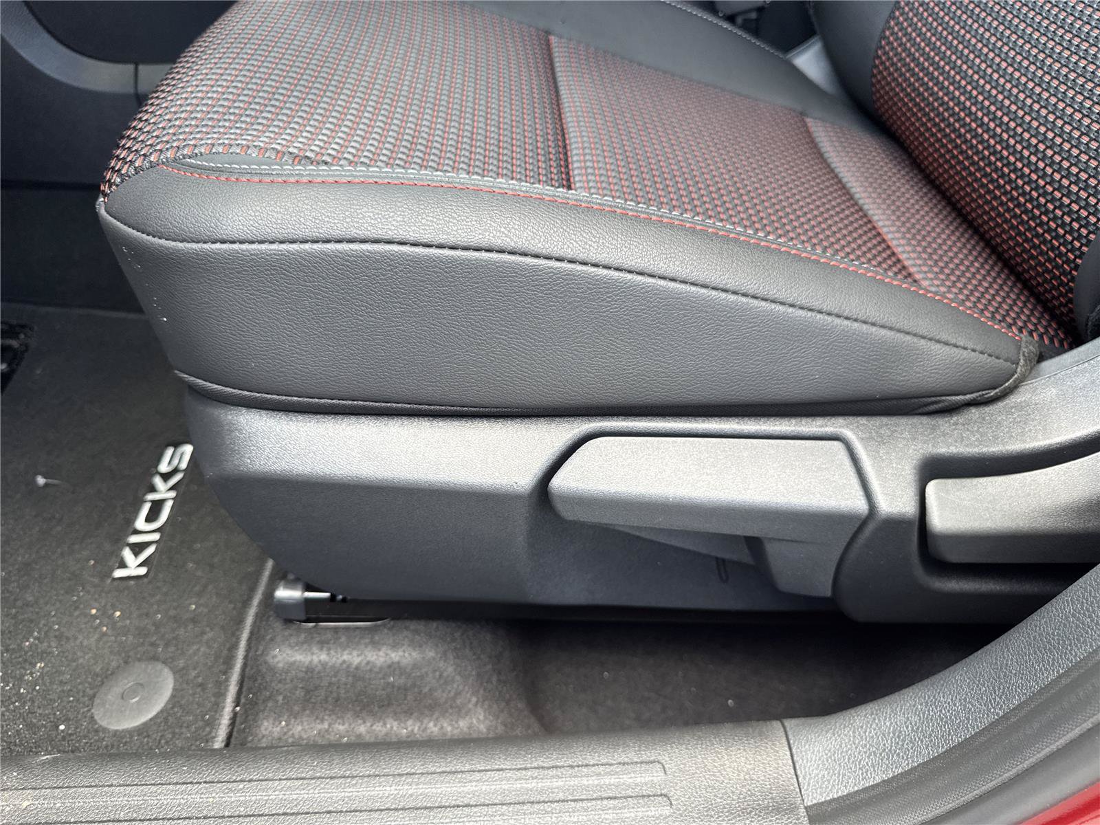 New 2026 Nissan Kicks SR AWD/4WD image 12