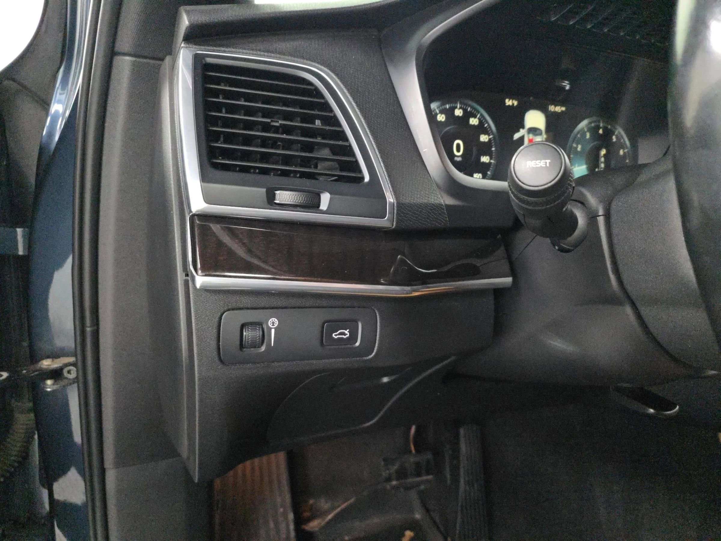 Used 2019 Volvo XC90 T6 Momentum w/ Advanced Package image 18