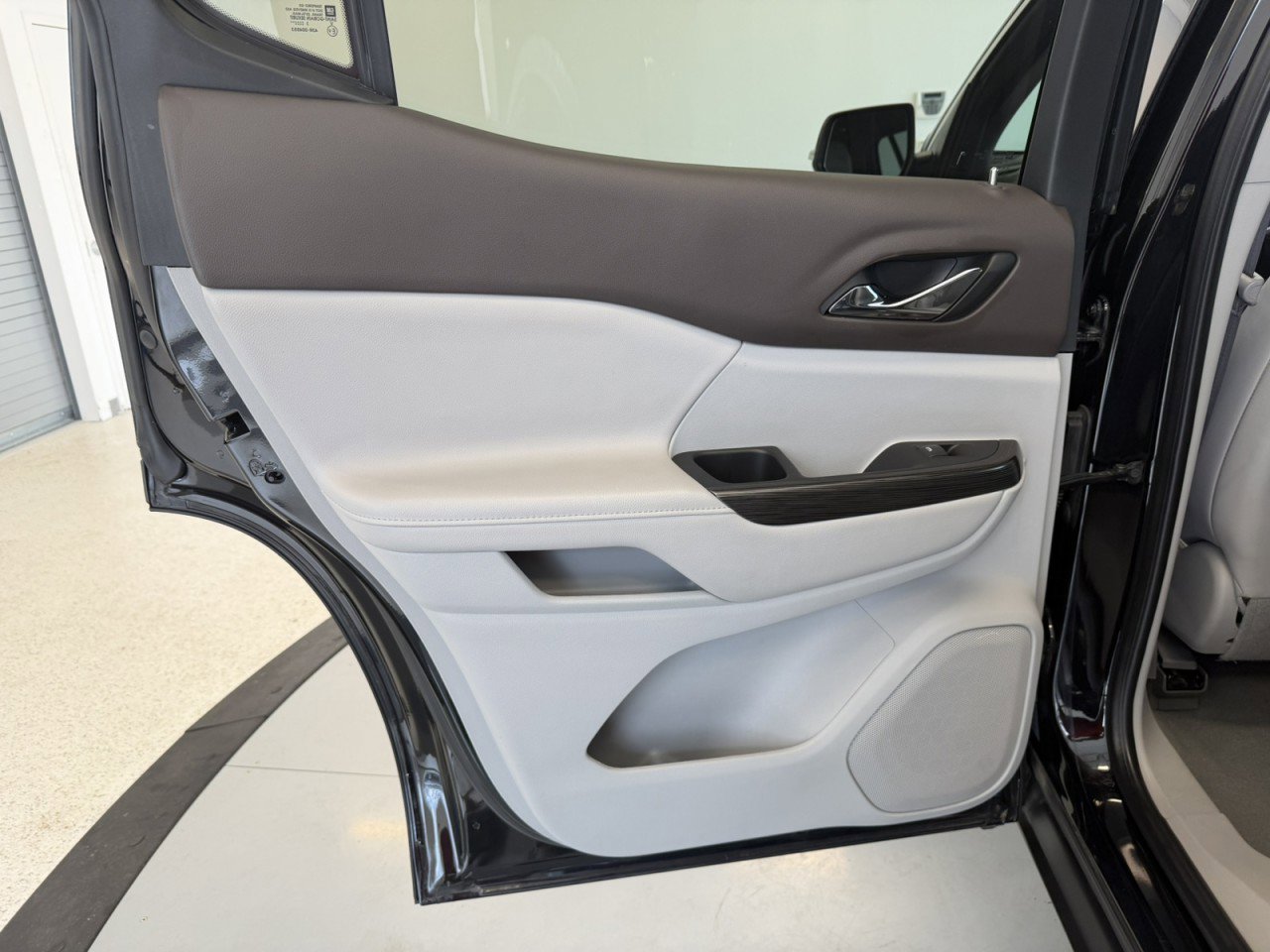 Used 2023 GMC Acadia SLT image 29