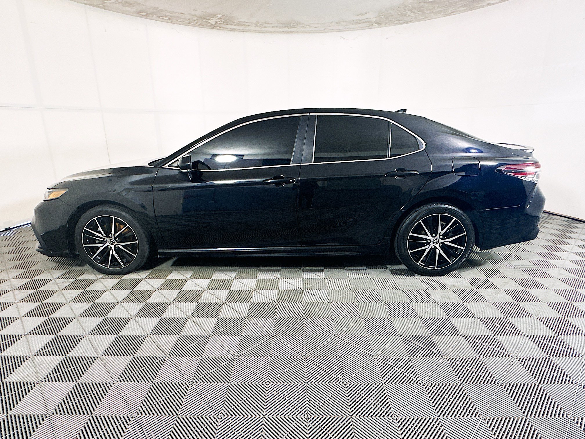 Used 2023 Toyota Camry SE FWD image 6