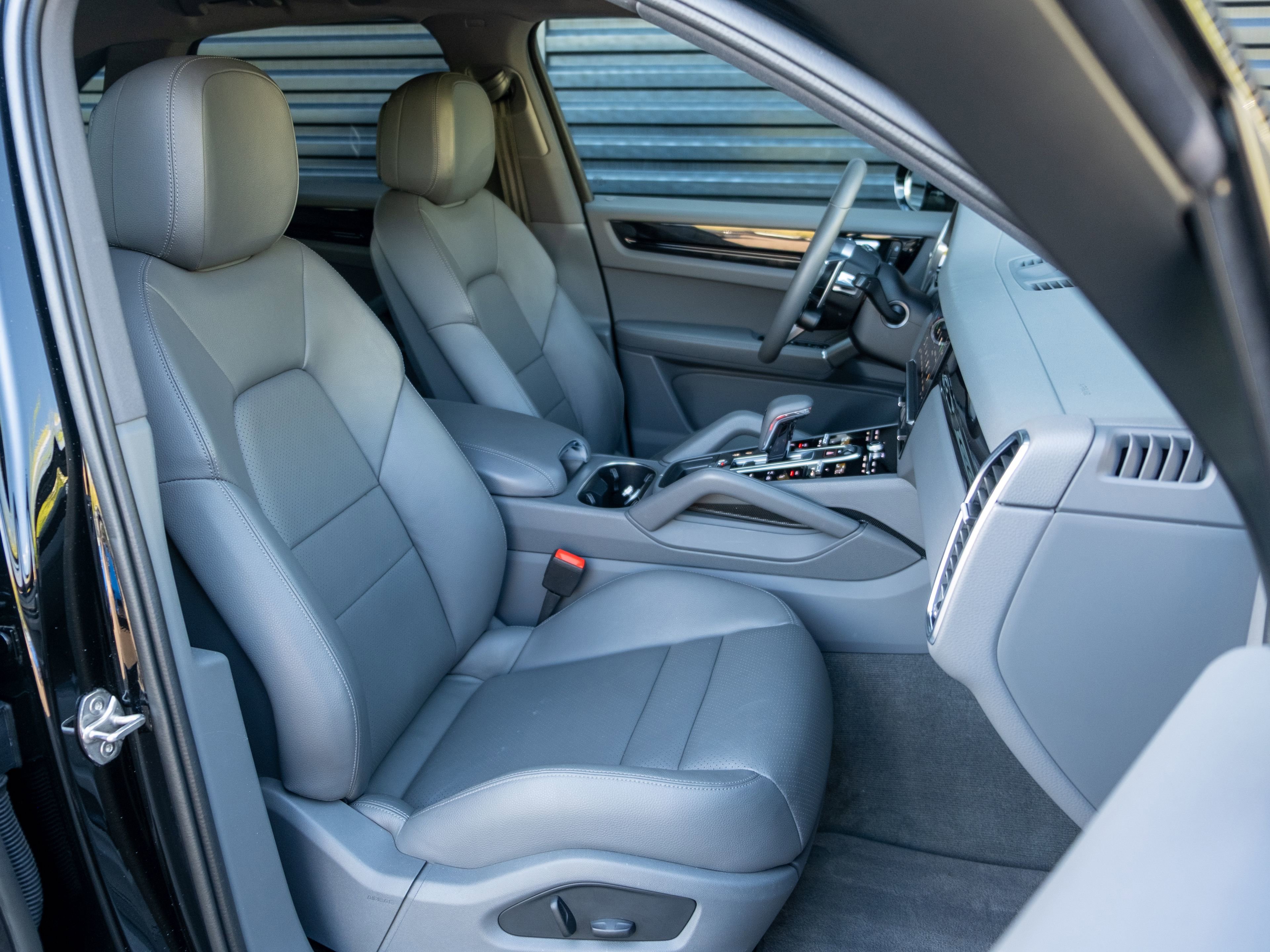 Certified 2022 Porsche Cayenne E-Hybrid AWD/4WD image 32