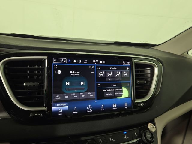 Used 2023 Chrysler Pacifica Touring-L image 18