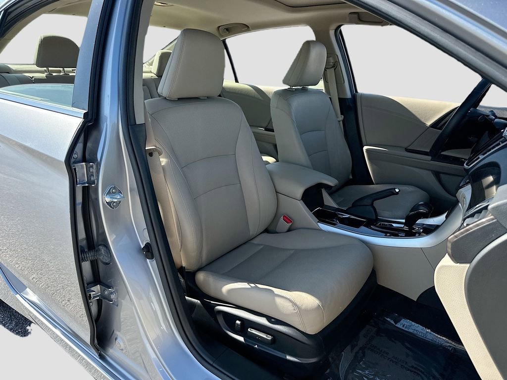 Used 2017 Honda Accord Touring image 28