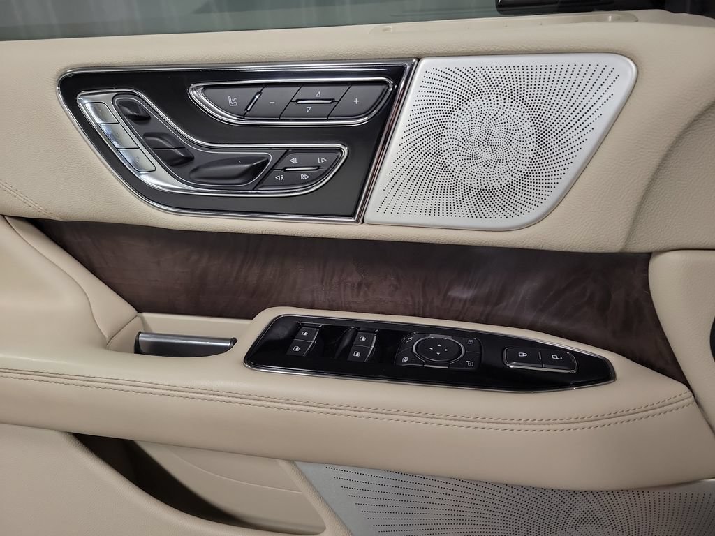 Used 2020 Lincoln Navigator Reserve w/ Luxury Package RWD image 20