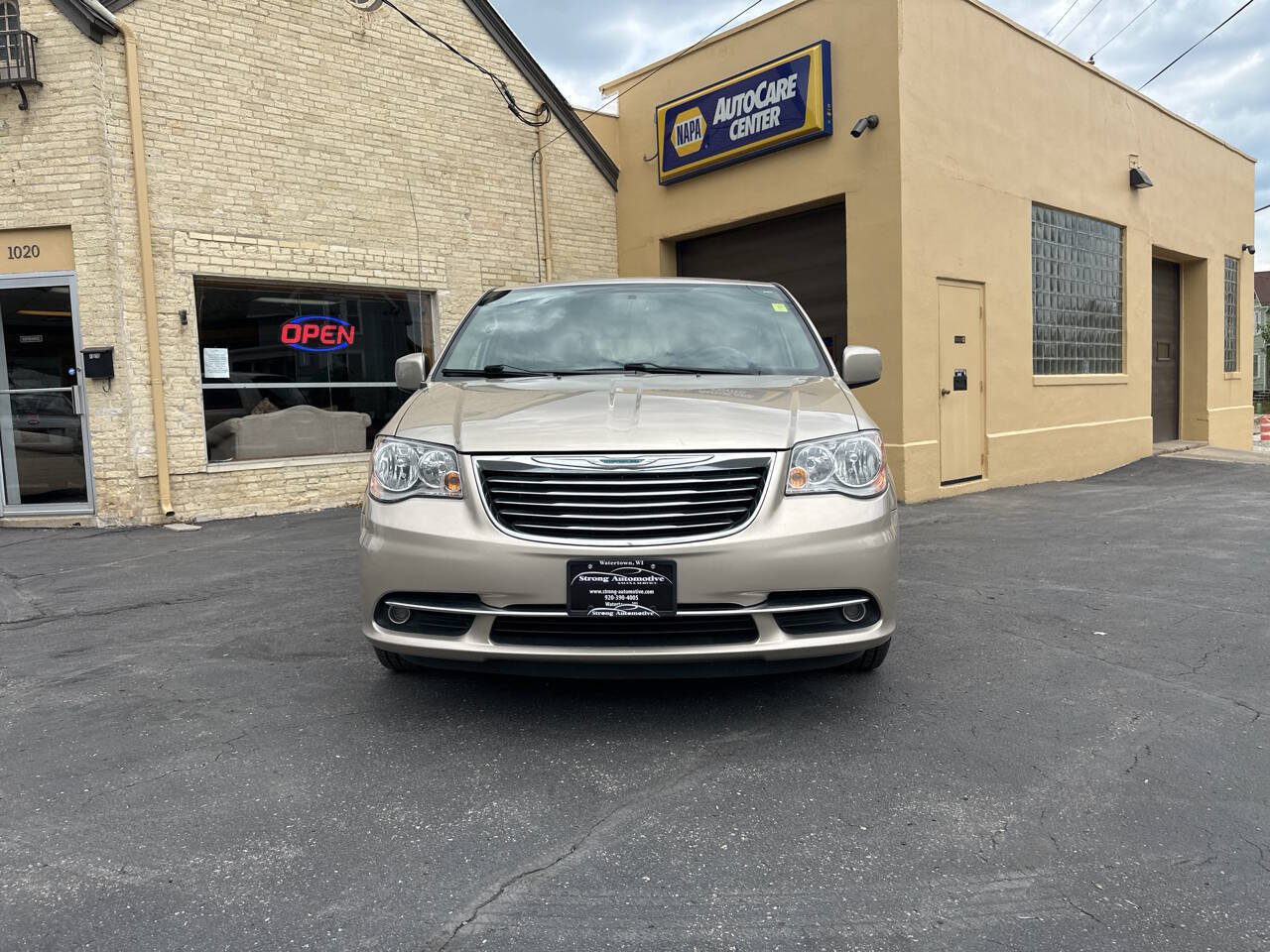 Used 2016 Chrysler Town & Country Touring FWD image 6