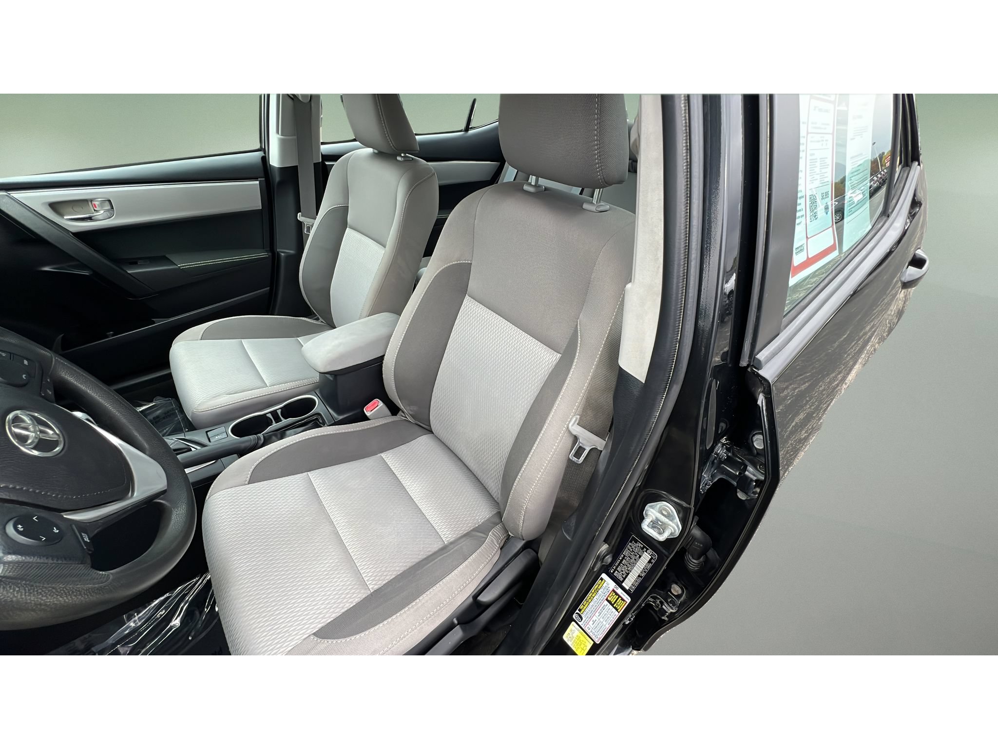Used 2017 Toyota Corolla LE w/ Carpet Mat Package (TMS) FWD image 24