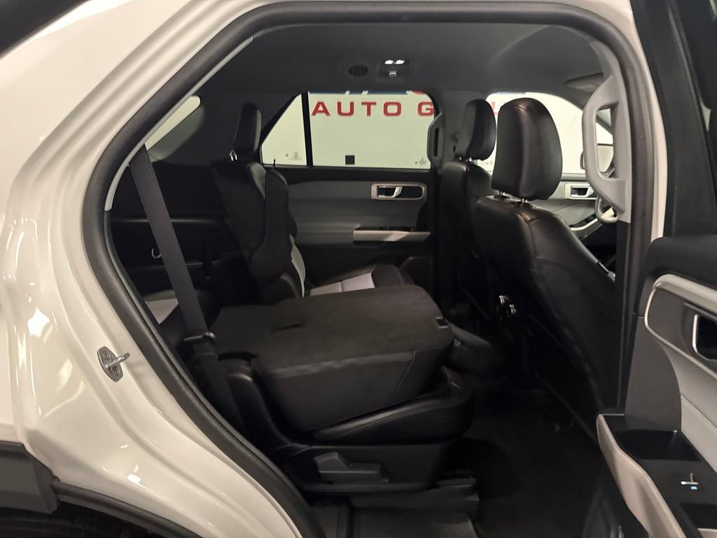 Used 2024 Ford Explorer XLT w/ Equipment Group 202A AWD/4WD image 39
