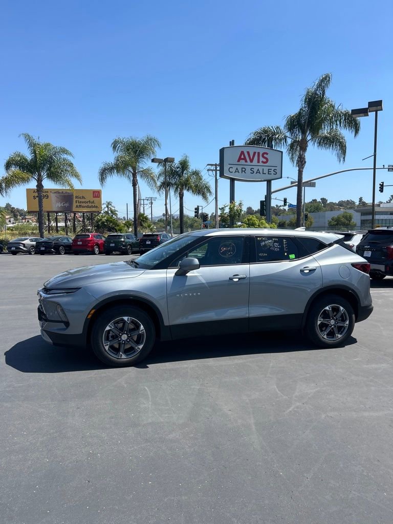 Used 2025 Chevrolet Blazer LT image 3