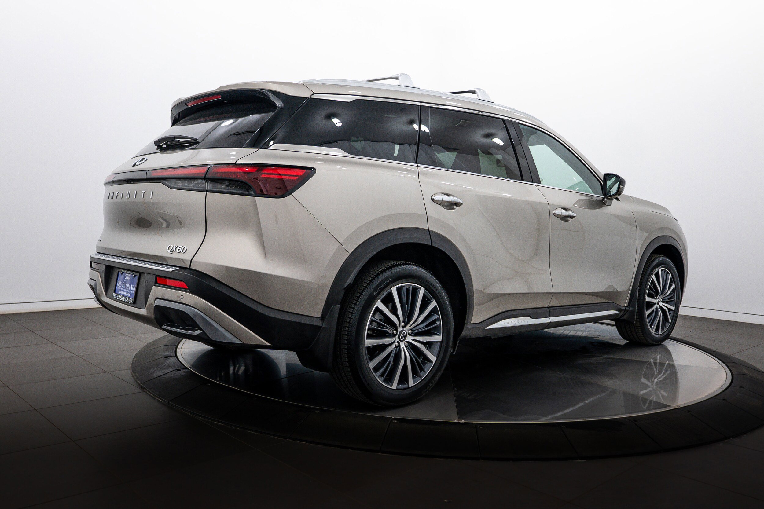 Used 2023 INFINITI QX60 Sensory w/ Vision Package AWD/4WD image 4