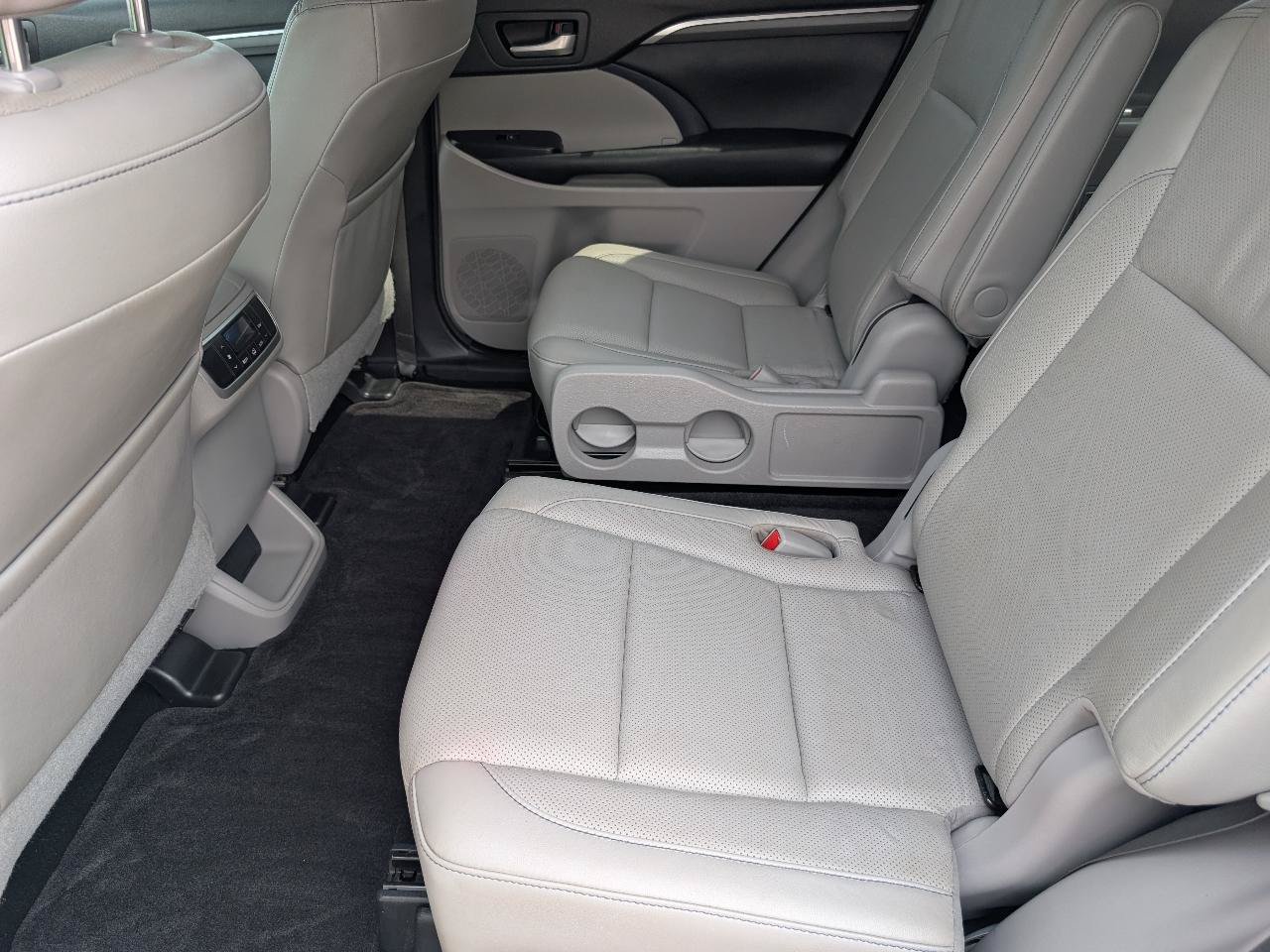 Used 2018 Toyota Highlander Limited FWD image 9