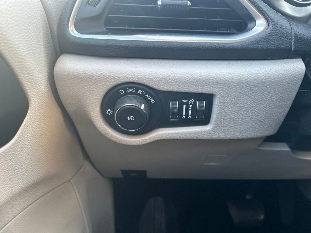 Used 2019 Chrysler Pacifica Limited FWD image 36