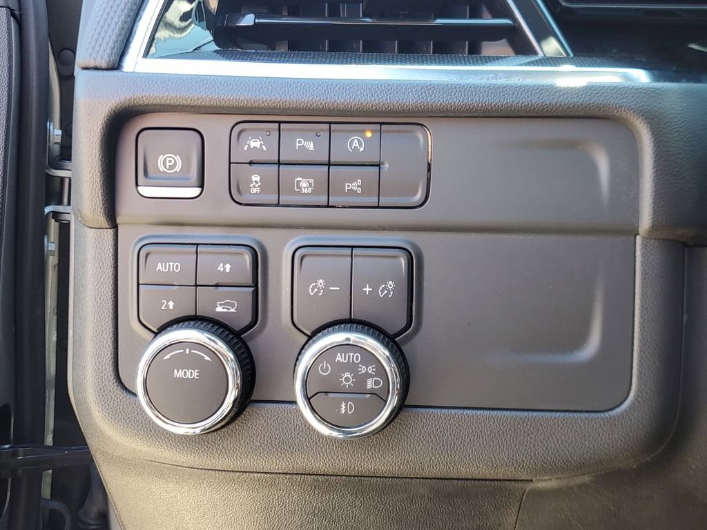 Used 2025 Chevrolet Suburban RST image 19