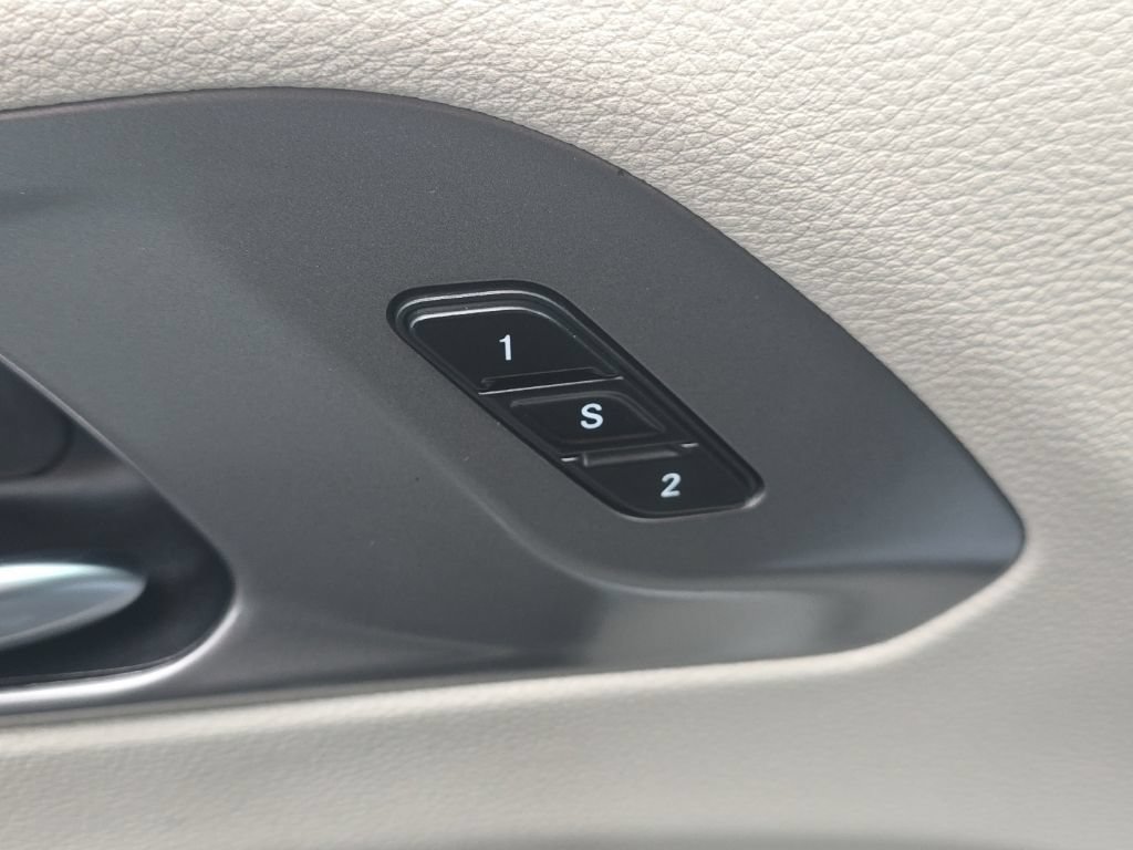 Used 2023 Chrysler Pacifica Touring-L FWD image 23