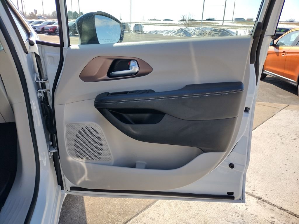 Used 2024 Chrysler Voyager LX image 31