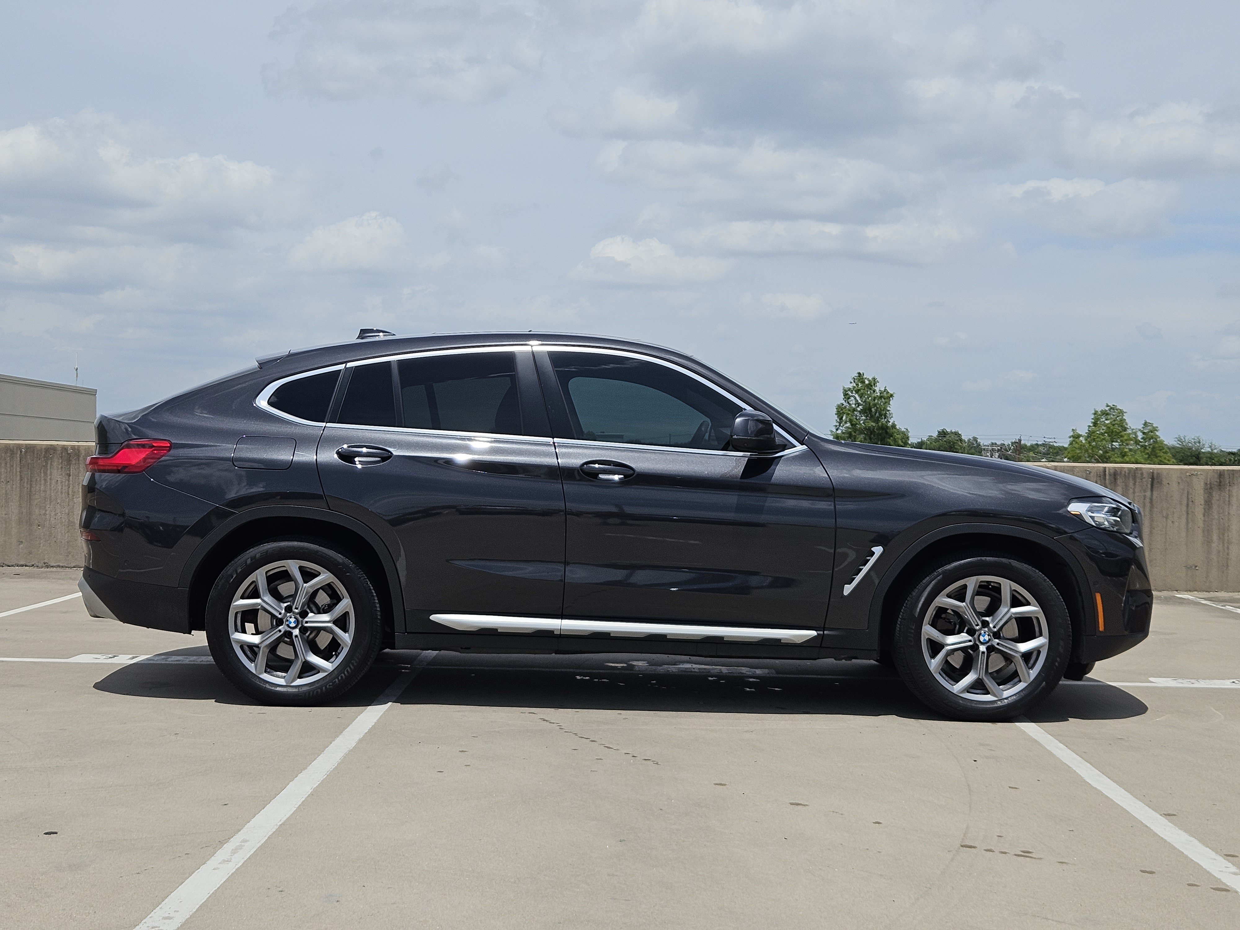 Used 2024 BMW X4 xDrive30i w/ Parking Assistance Package AWD/4WD image 9