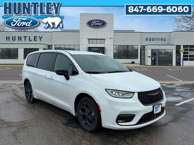 Used 2024 Chrysler Pacifica Select image 4