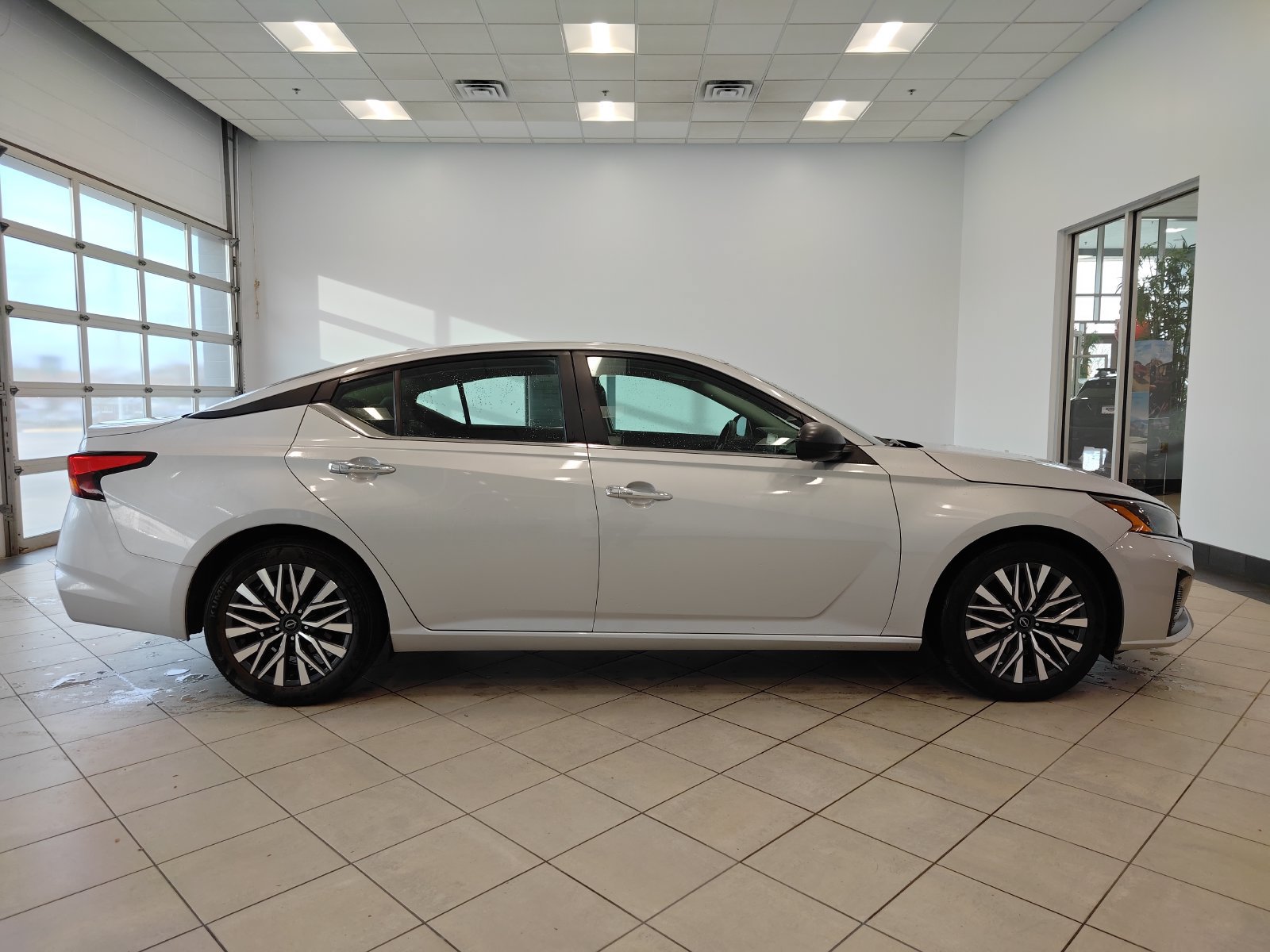 Used 2025 Nissan Altima 2.5 SV FWD image 2