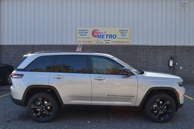 New 2025 Jeep Grand Cherokee Limited w/ Black Appearance Package image 9