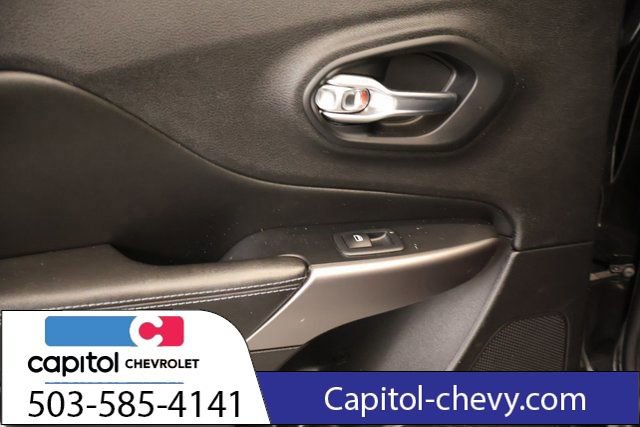 Used 2019 Jeep Cherokee Latitude Plus w/ Cold Weather Group FWD image 30
