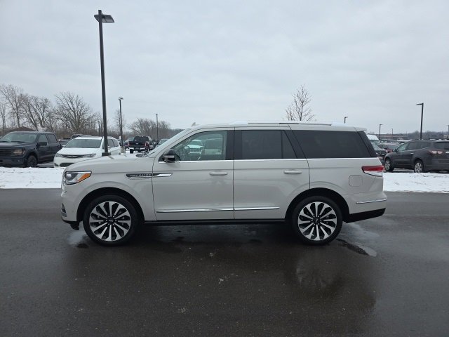 Used 2022 Lincoln Navigator Reserve image 4