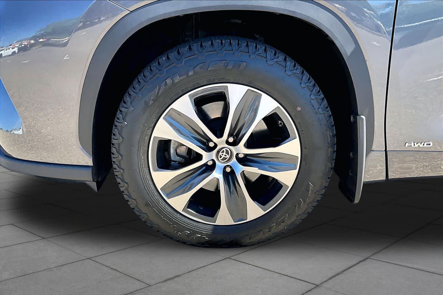 Used 2022 Toyota Highlander XLE AWD/4WD image 10