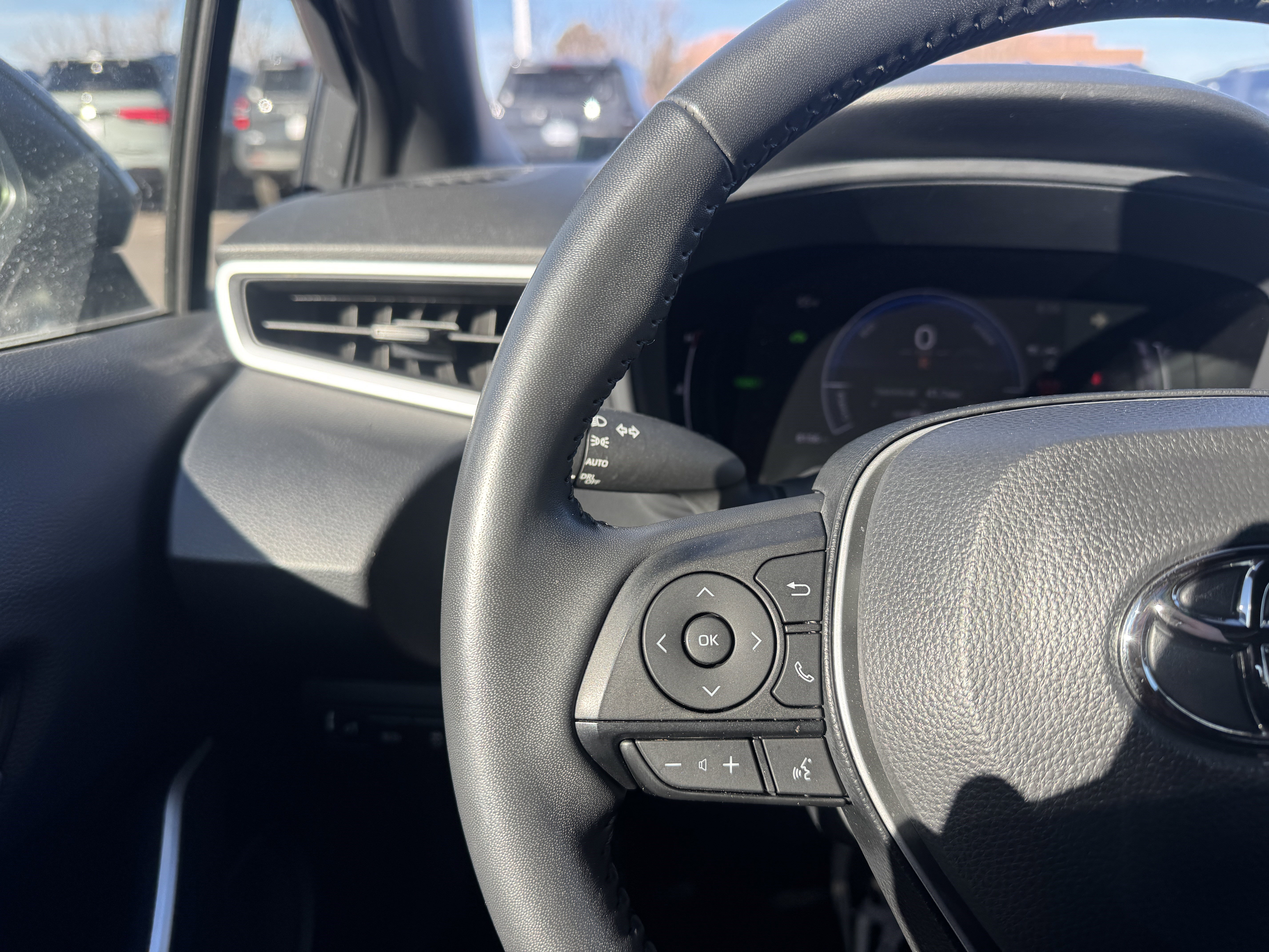 Used 2025 Toyota Corolla SE w/ SE Premium Package image 22