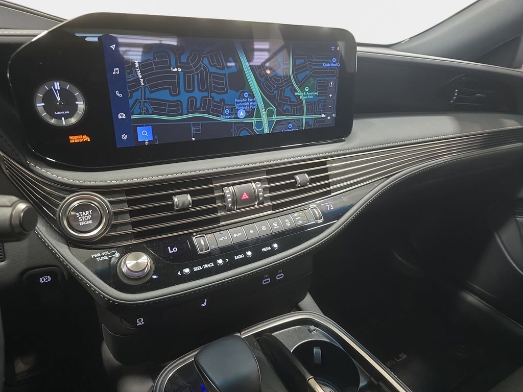 Used 2023 Lexus LS 500 w/ Accessory Package (Z2) RWD image 18