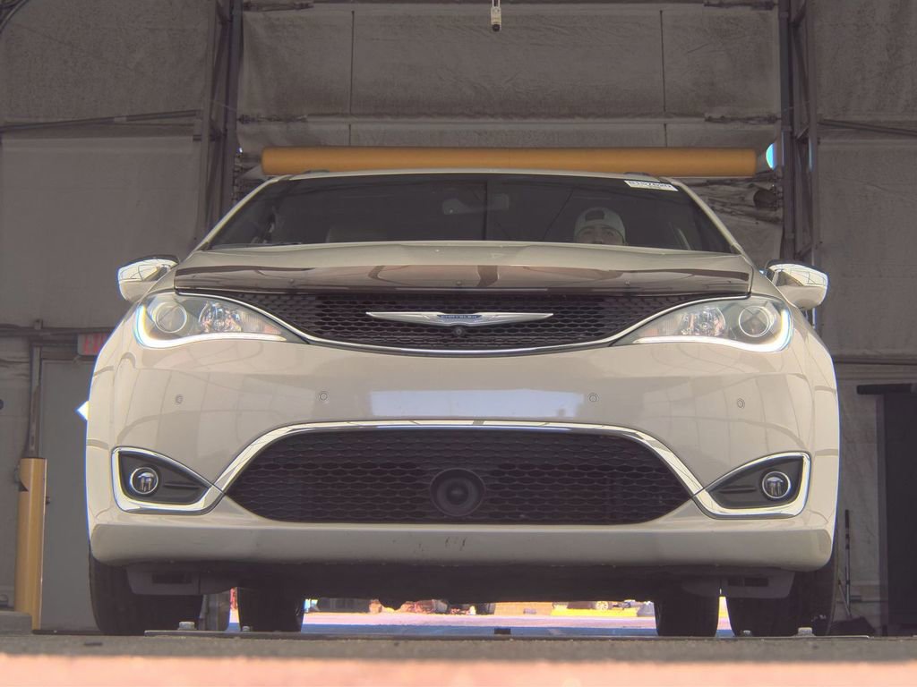 Used 2020 Chrysler Pacifica Limited w/ Advanced Safetytec Group image 3