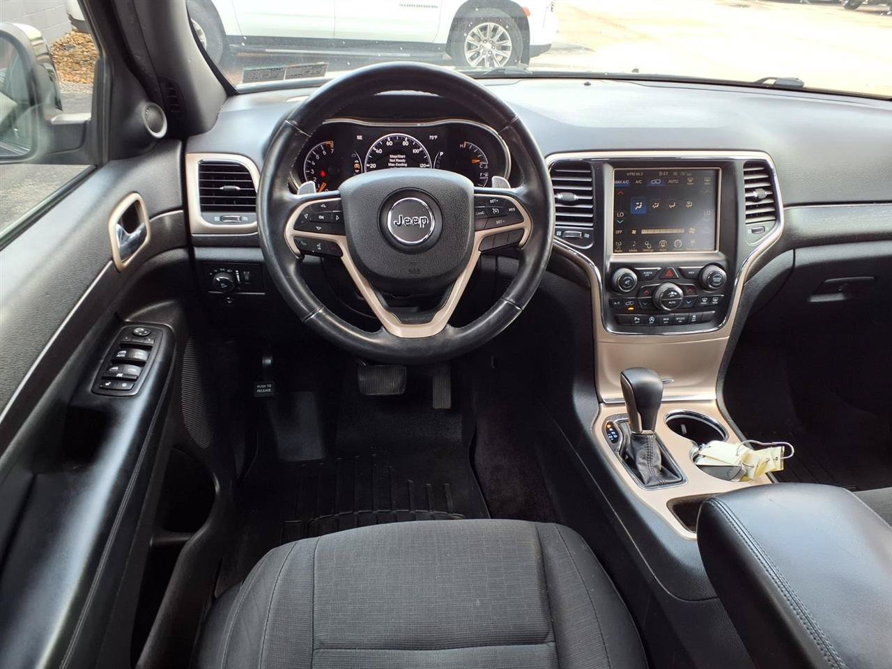 Used 2017 Jeep Grand Cherokee Laredo w/ Quick Order Package 23E AWD/4WD image 8