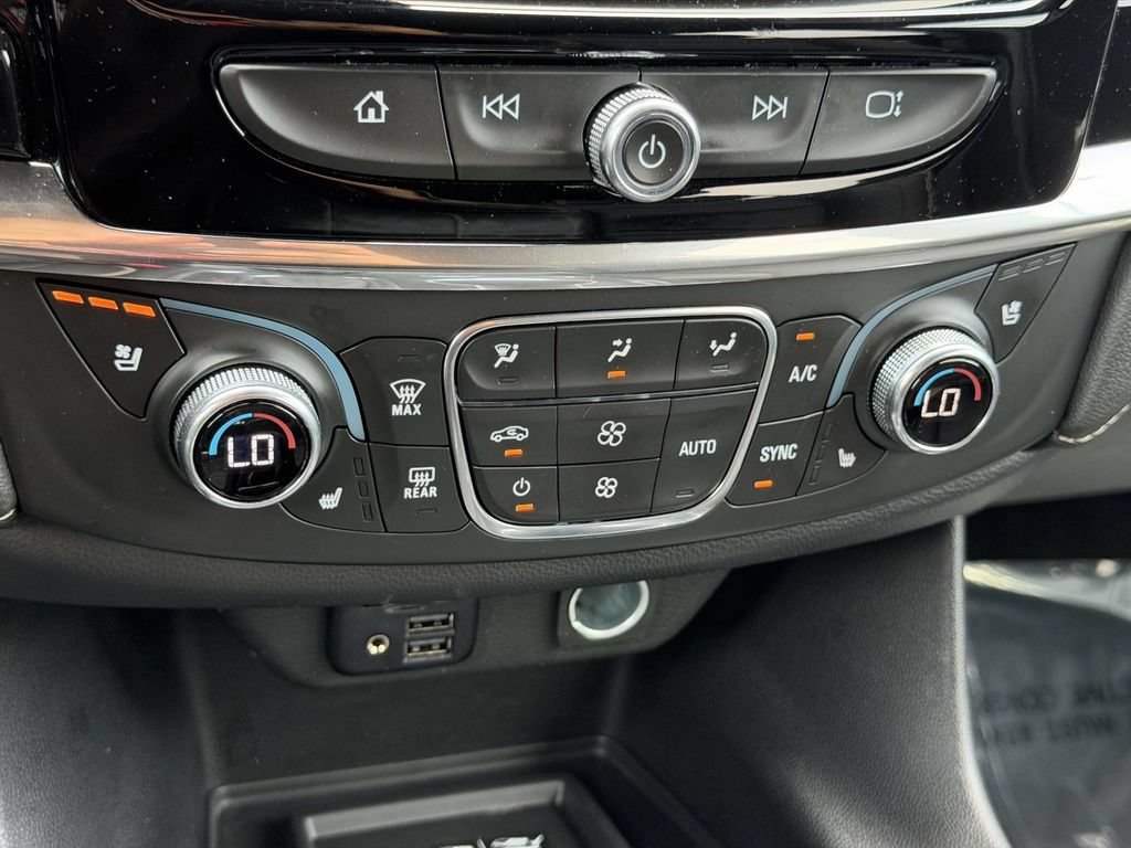 Used 2023 Chevrolet Traverse Premier FWD image 24