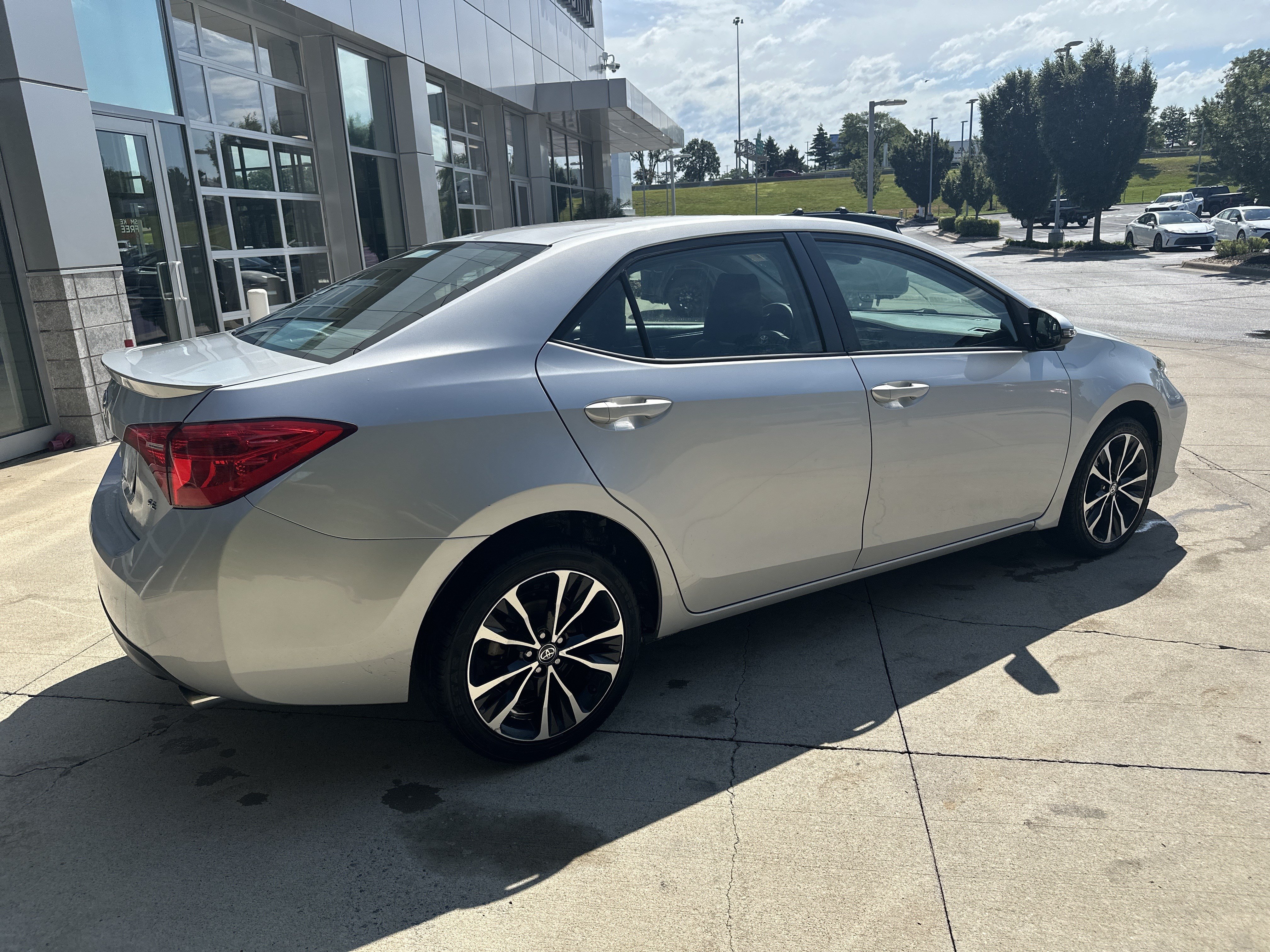 Used 2017 Toyota Corolla SE w/ Carpet Mat Package (TMS) FWD image 6