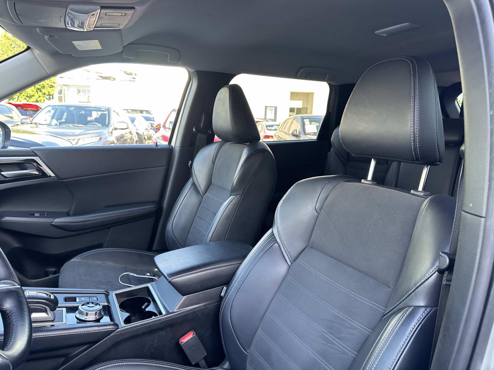 Used 2024 Mitsubishi Outlander AWD image 19