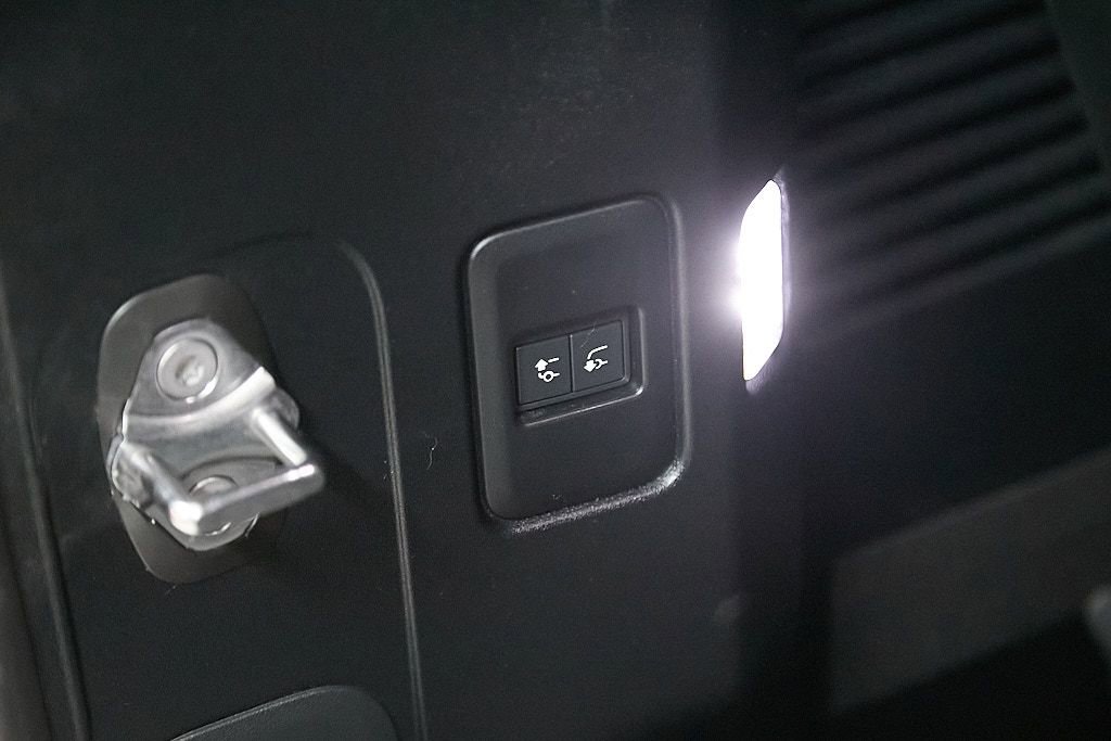 Used 2024 Land Rover Defender 130 X-Dynamic SE image 17