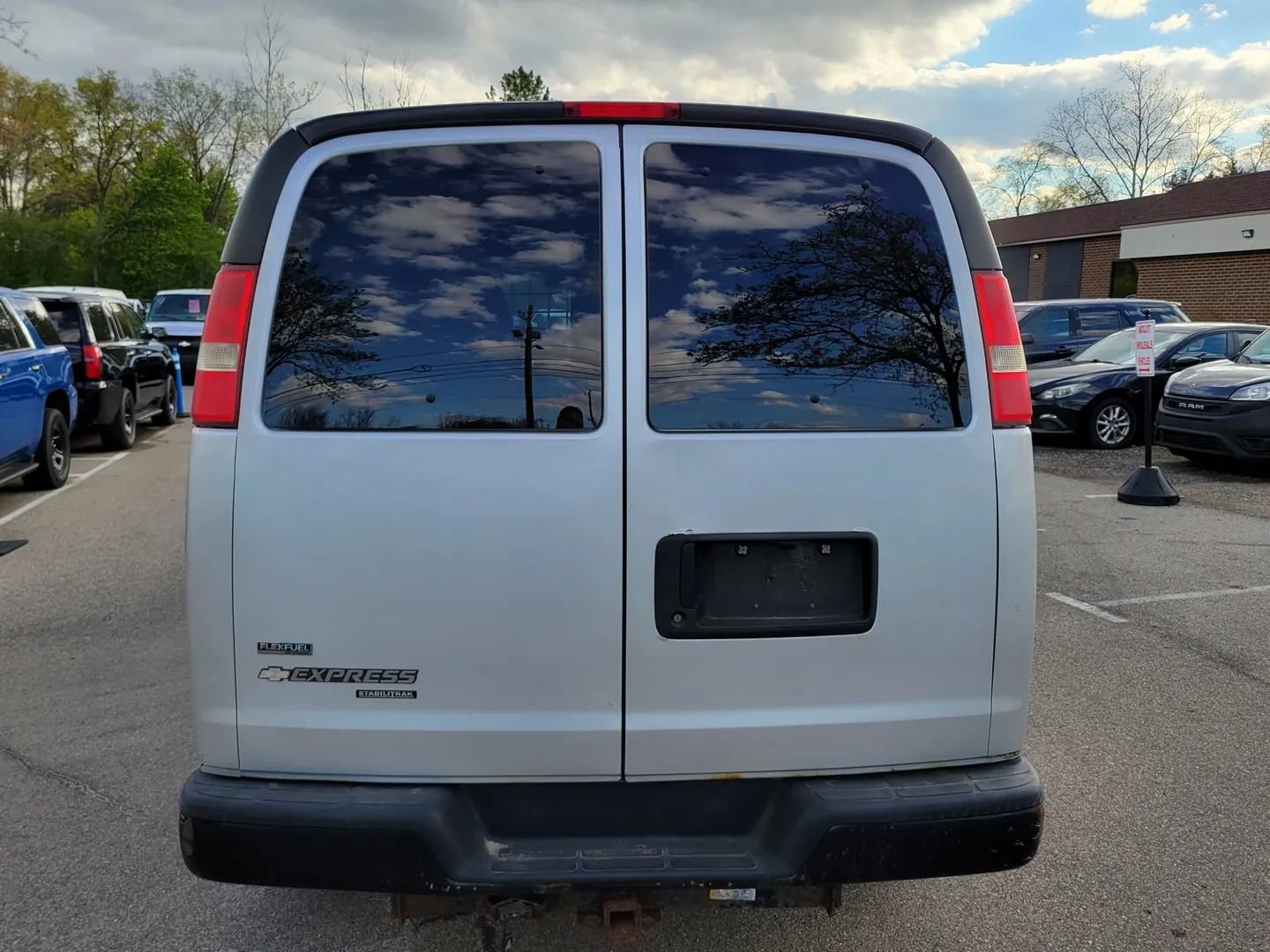 Used 2011 Chevrolet Express 3500 LS RWD image 11