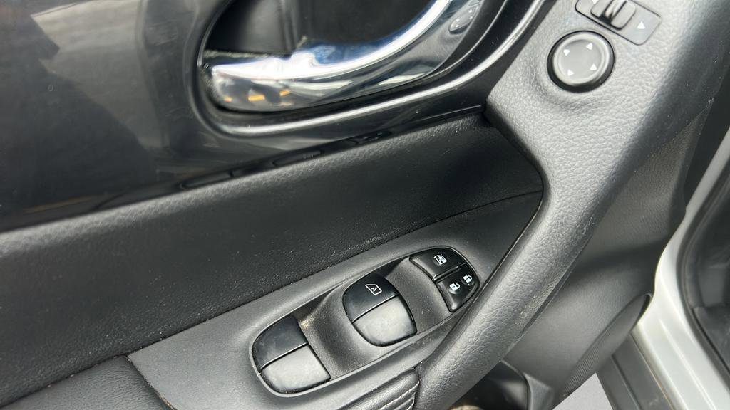 Used 2017 Nissan Rogue SV AWD/4WD image 11