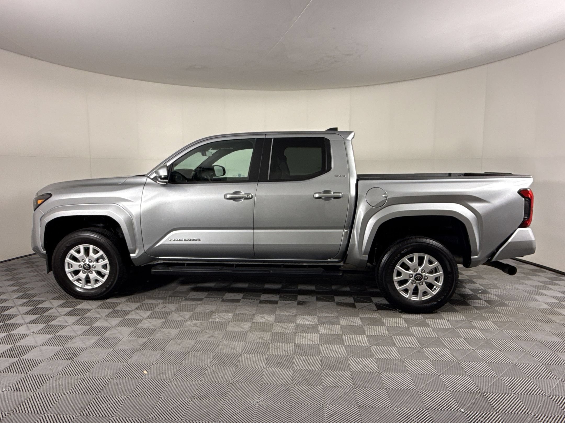 Used 2024 Toyota Tacoma SR5 RWD image 2