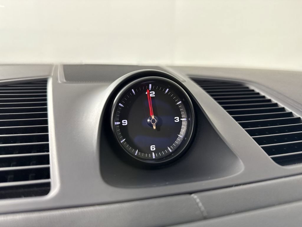 Certified 2022 Porsche Cayenne Platinum Edition image 29