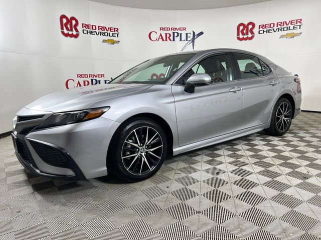 Used 2024 Toyota Camry SE FWD image 3