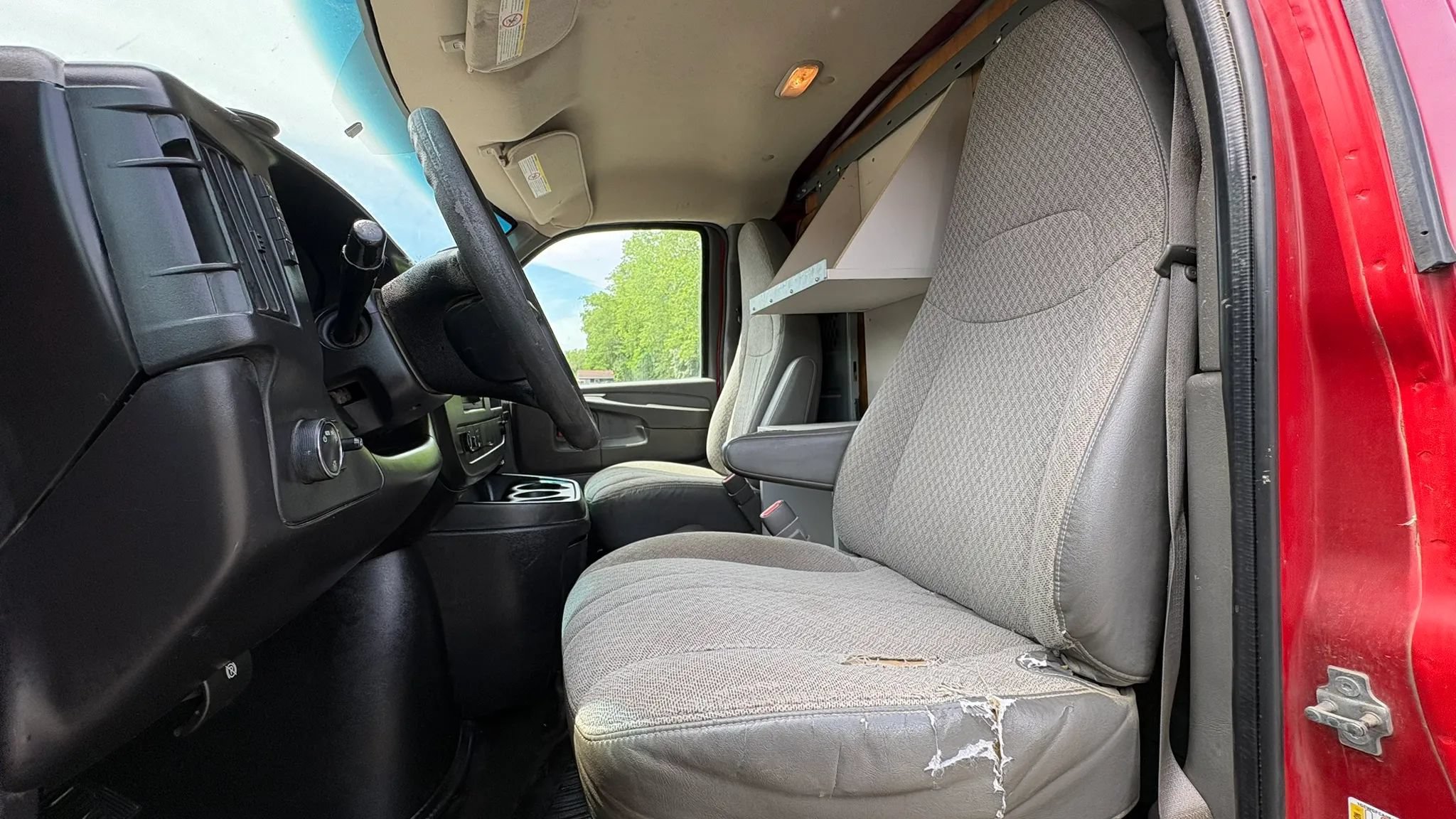 Used 2011 Chevrolet Express 2500 RWD image 2