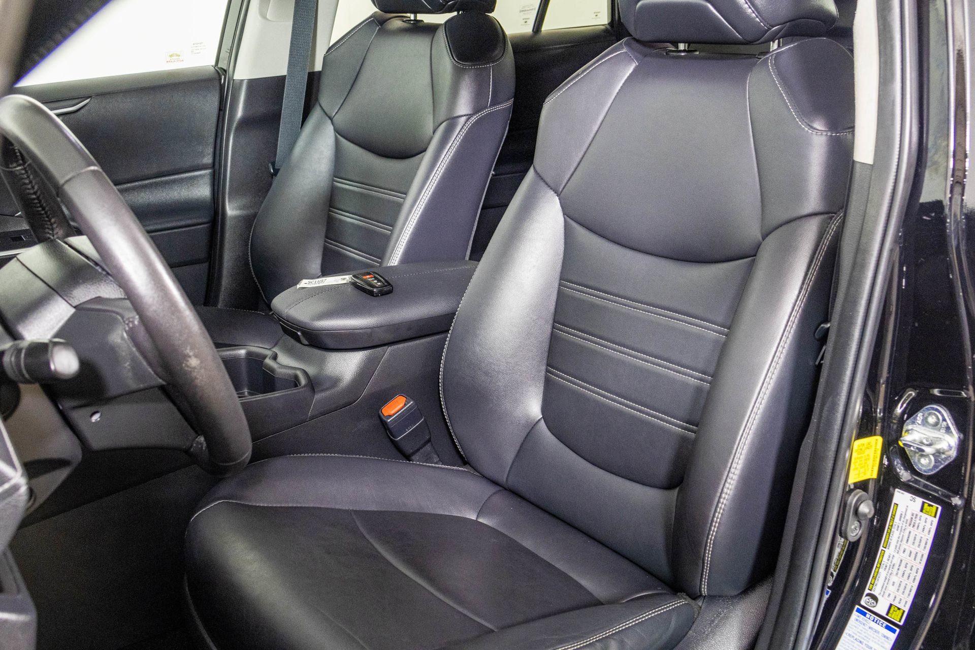 Used 2022 Toyota RAV4 XLE Premium image 21