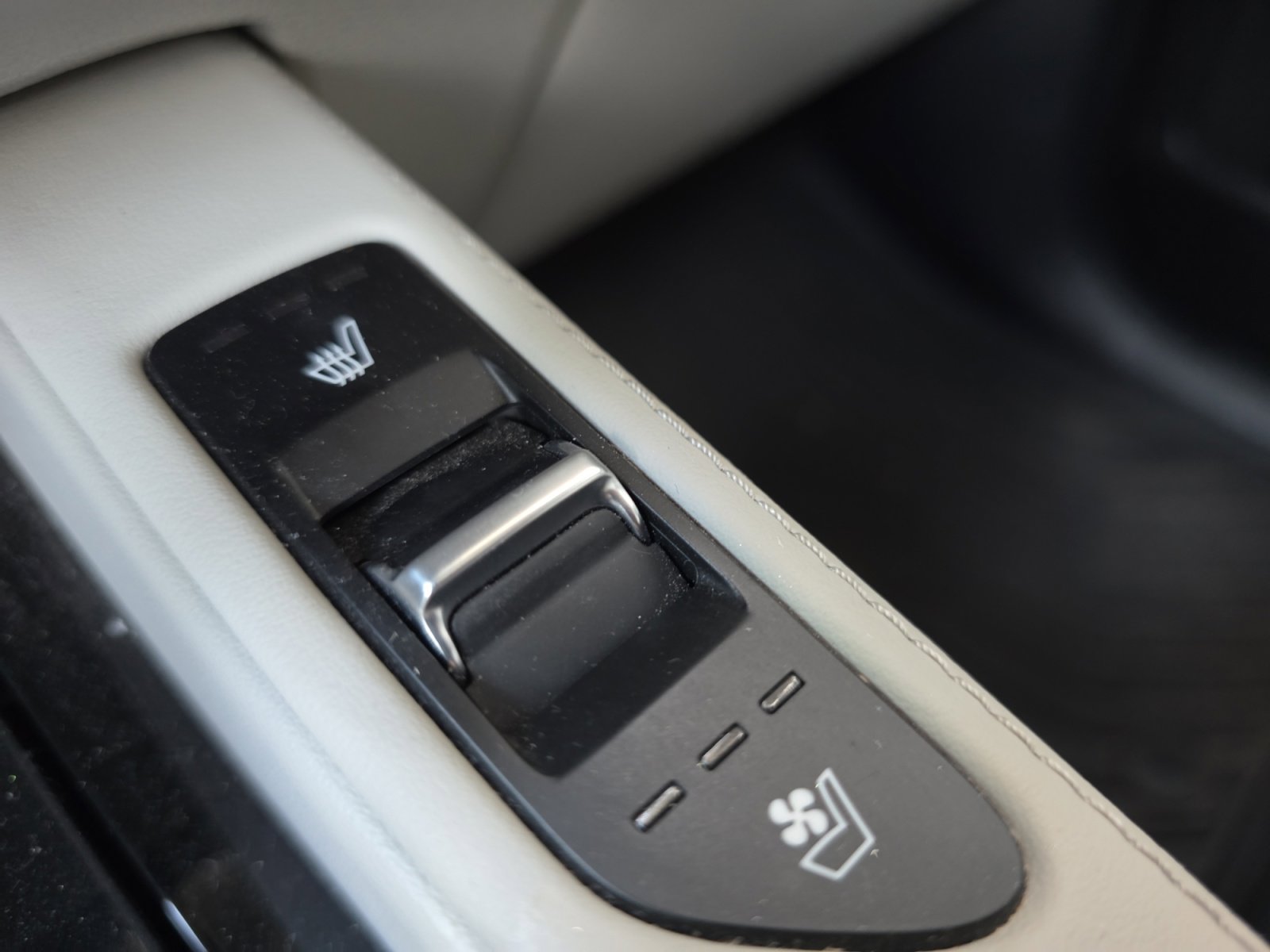 Certified 2022 Kia Telluride SX w/ Towing Package FWD image 23