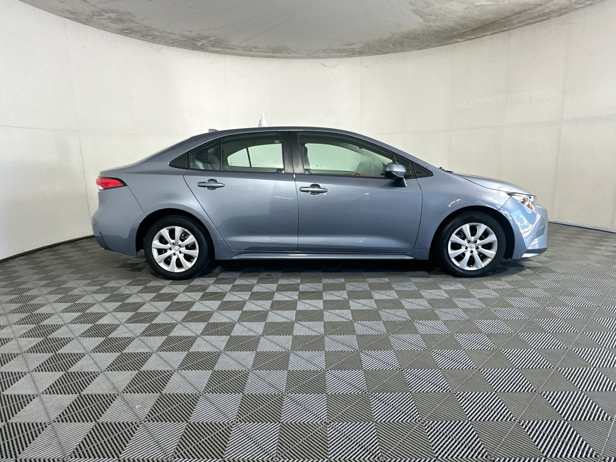 Used 2023 Toyota Corolla LE FWD image 2